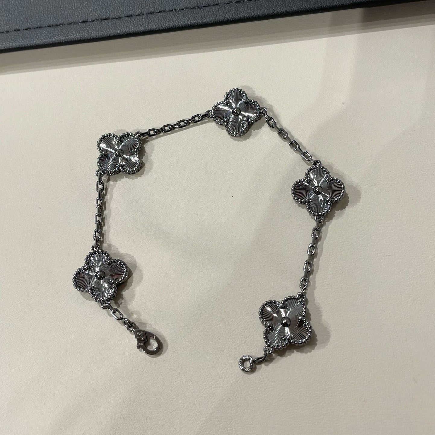 [Glow Muse]CLOVER 5 MOTIF BLACK BRACELET