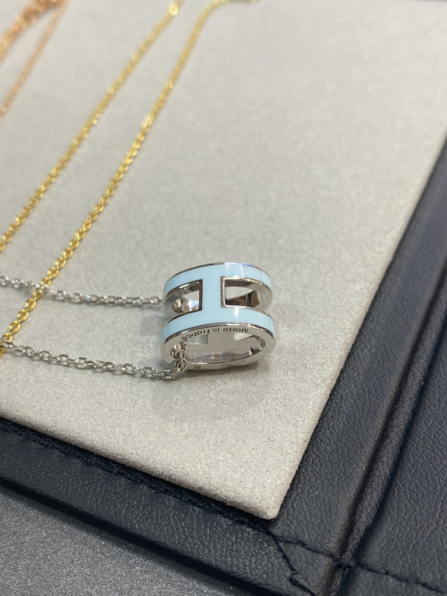 [Glow Muse]POP H LIGHT BLUE NECKLACE