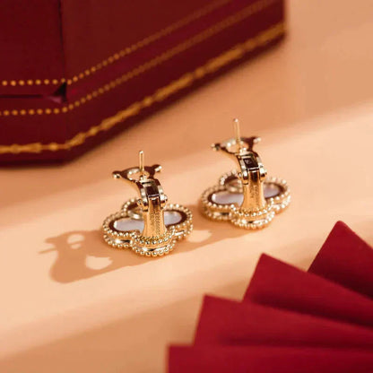 [Glow Muse]CLOVER MEDIUM 1 MOTIFS  WHITE MOP STUD EARRINGS