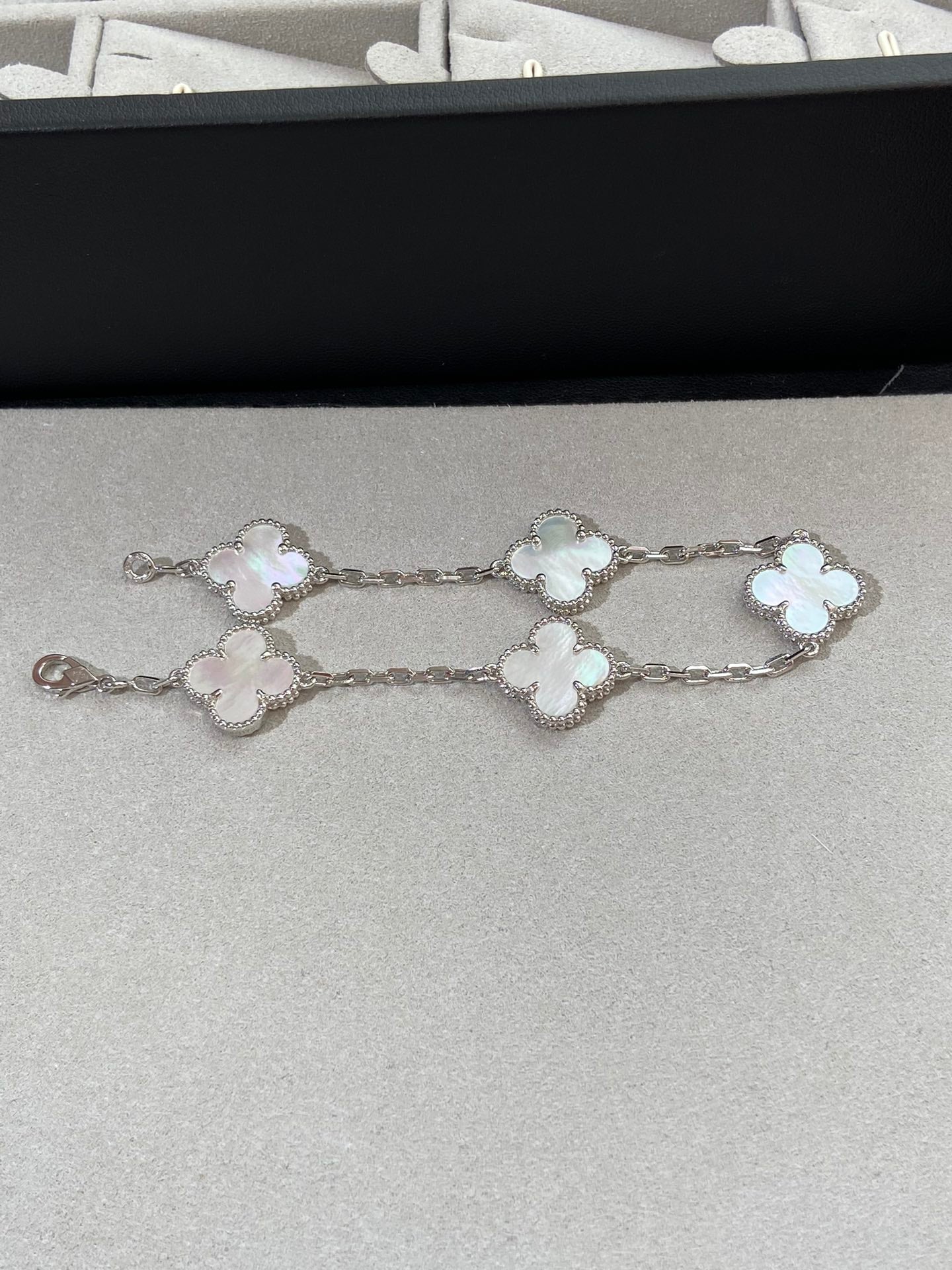 [⭐Glow Muse]CLOVER WHITE PEARL MOP 5 MOTIF BRACELET COLLECTION