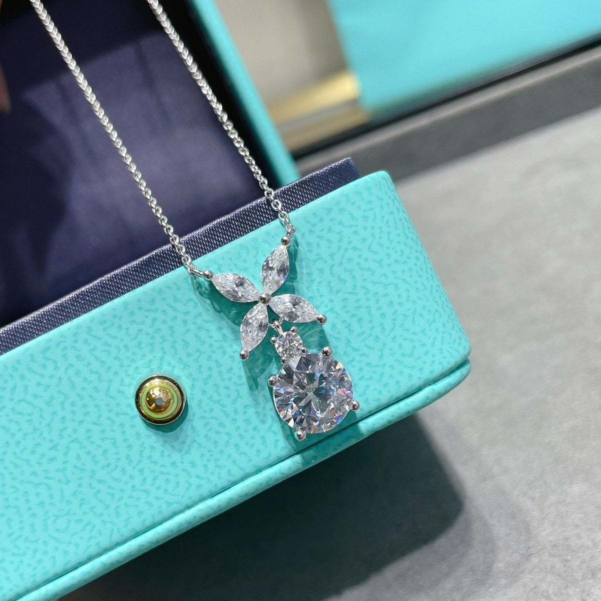 [Glow Muse ]VICTORIA PENDANT SILVER DIAMOND NECKLACE