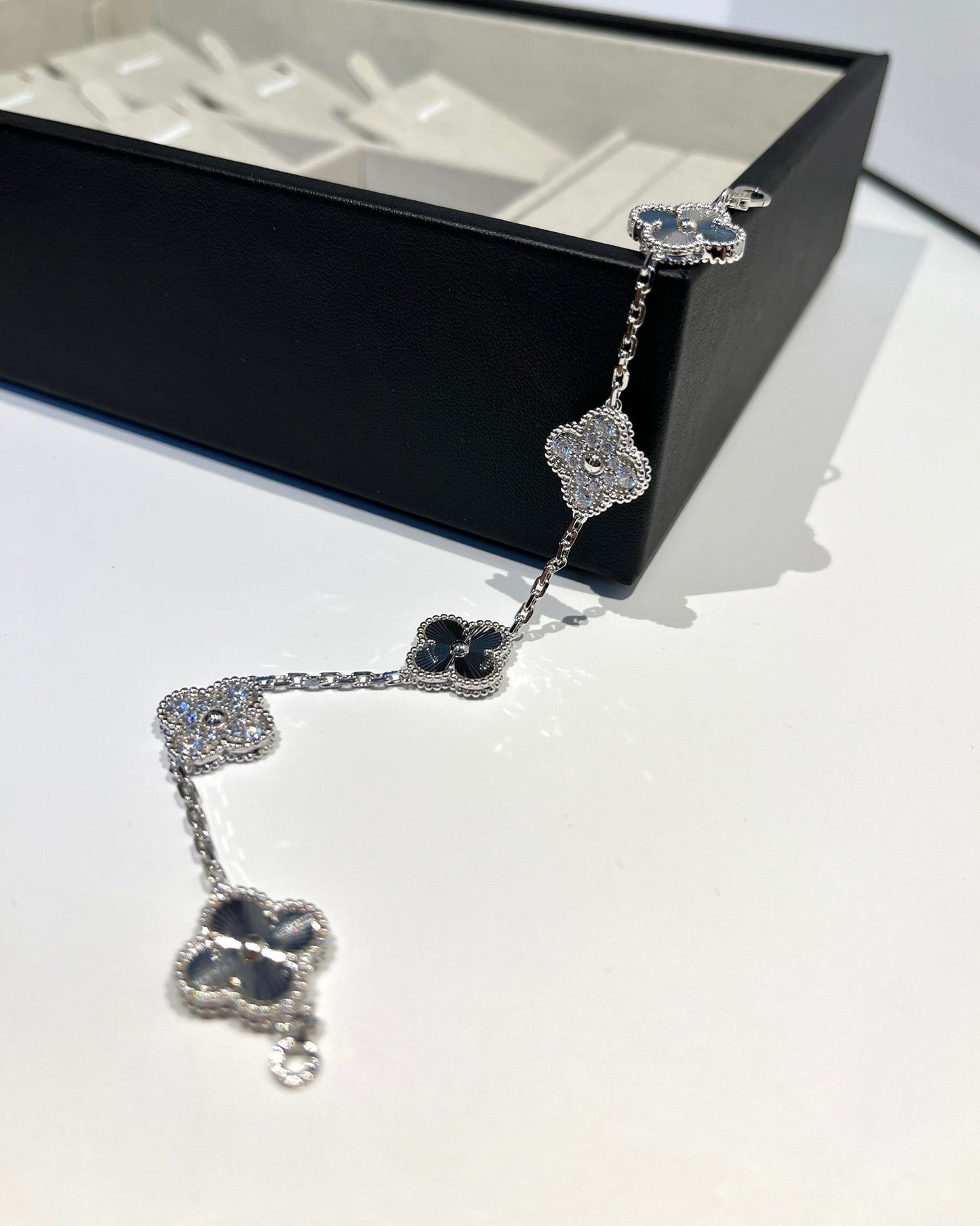 [⭐Glow Muse] CLOVER 5 MOTIF LASER BRACELET COLLECTION