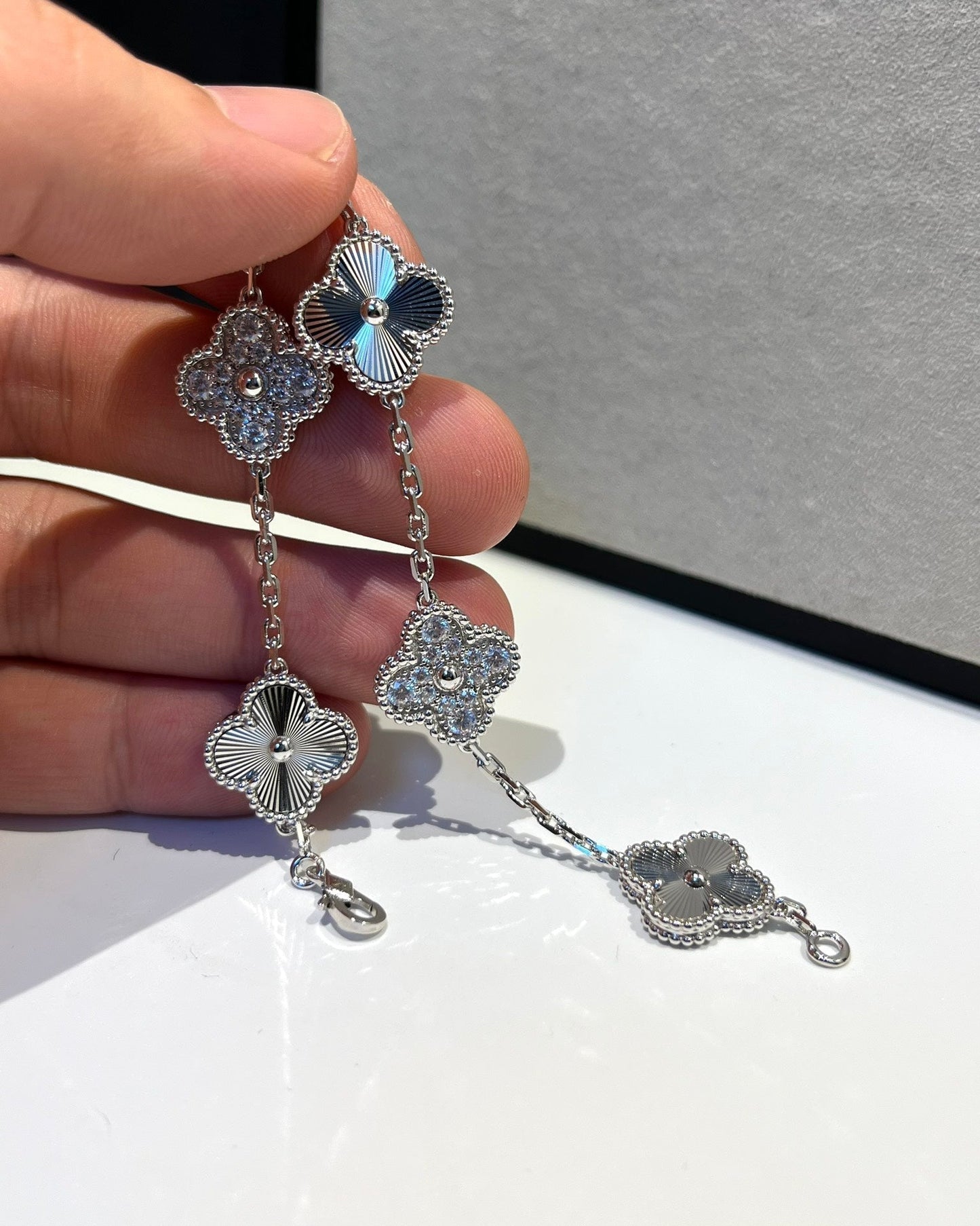 [Glow Muse] CLOVER 5 MOTIF LASER BRACELET COLLECTION