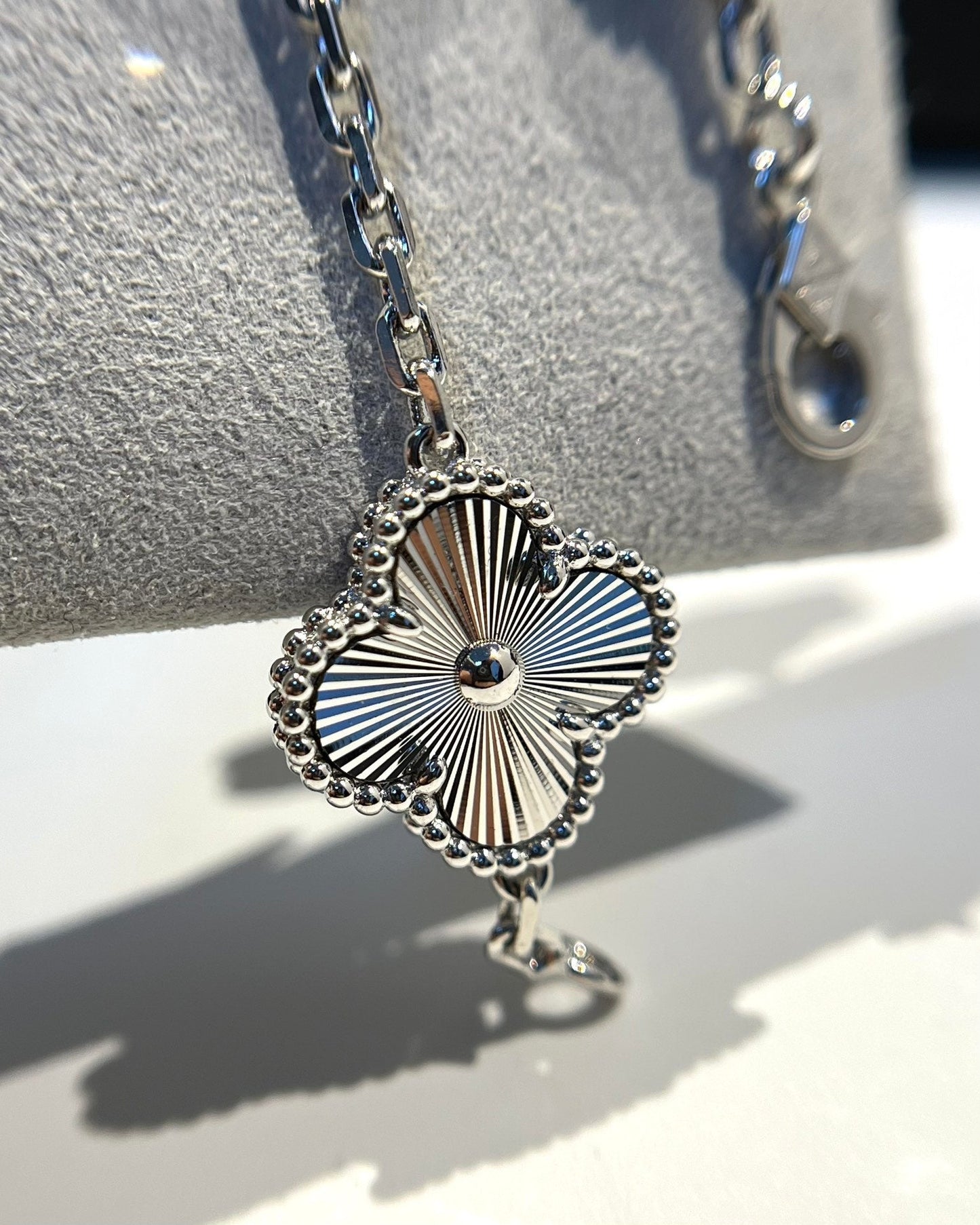 [⭐Glow Muse] CLOVER 5 MOTIF LASER BRACELET COLLECTION