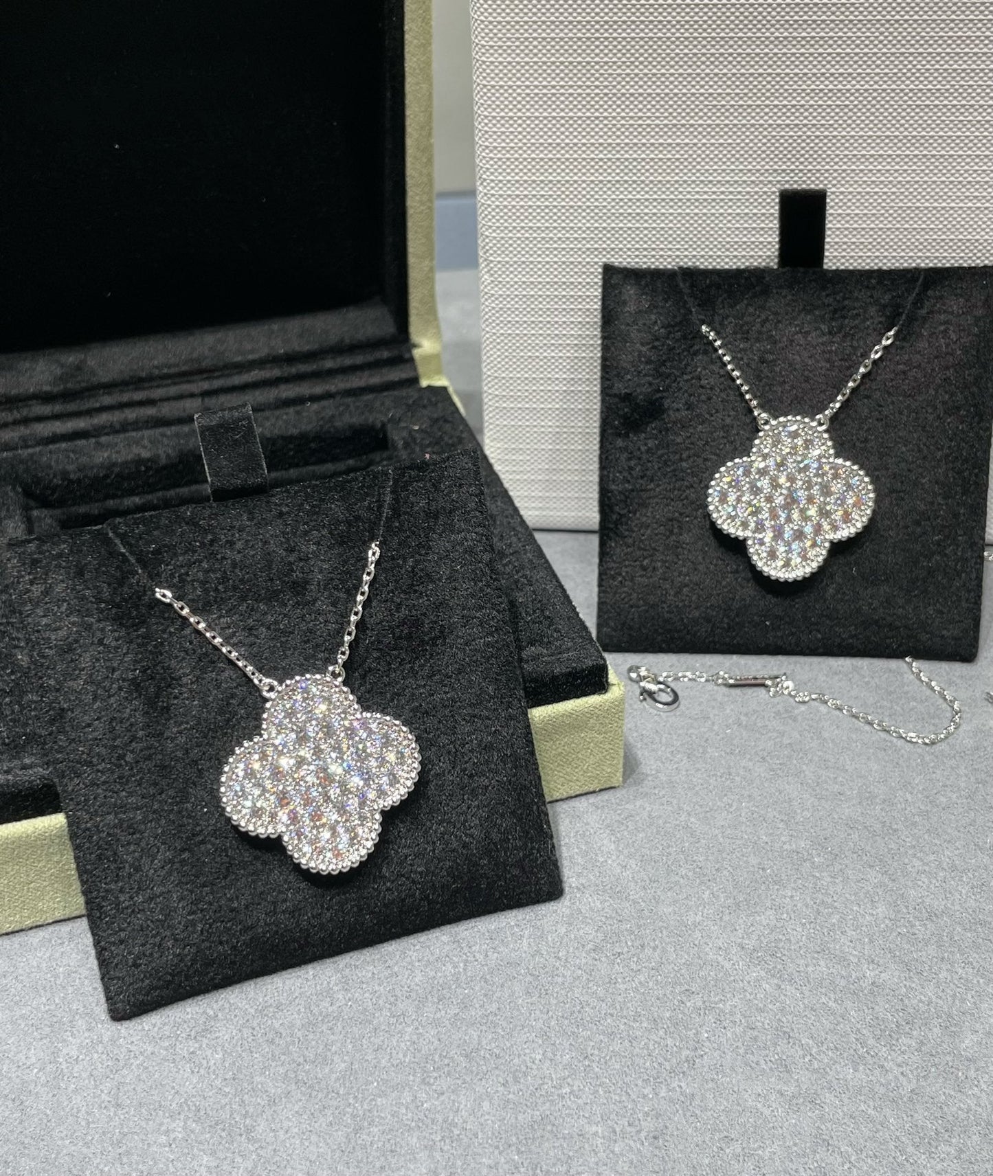 [Glow Muse]CLOVER 25MM LARGE PENDANT DIAMOND PAVED SILVER NECKLACE