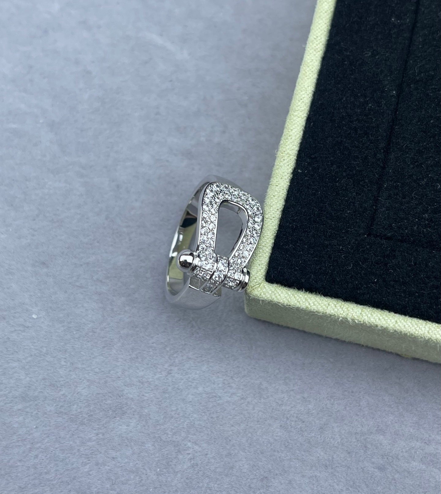 [Glow Muse]Wide Hoof-Shaped Diamond-Studded Ring