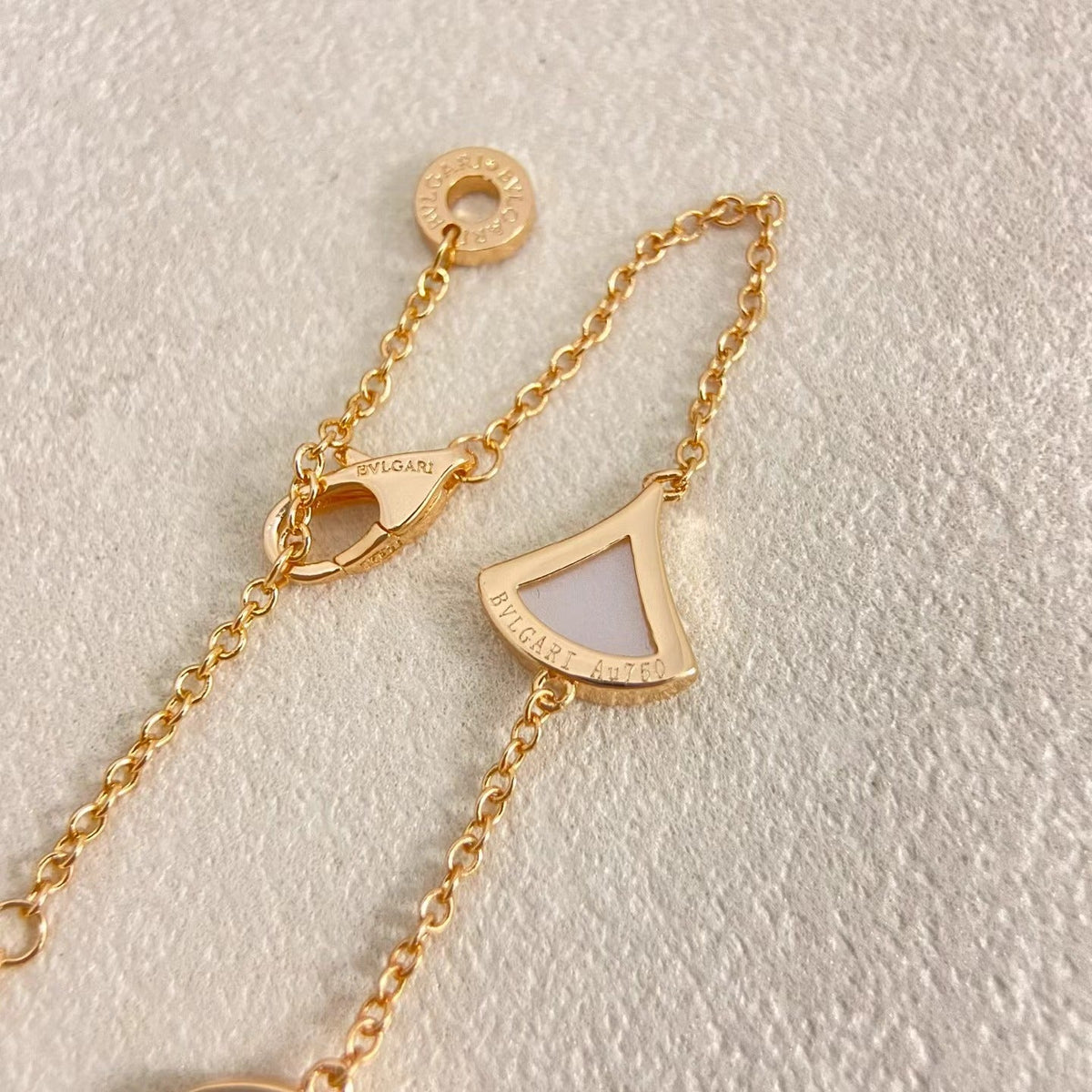 [⭐Glow Muse]NEW ARRIVAL: TEN-FLOWER DRESS AND GOLD NECKLACE