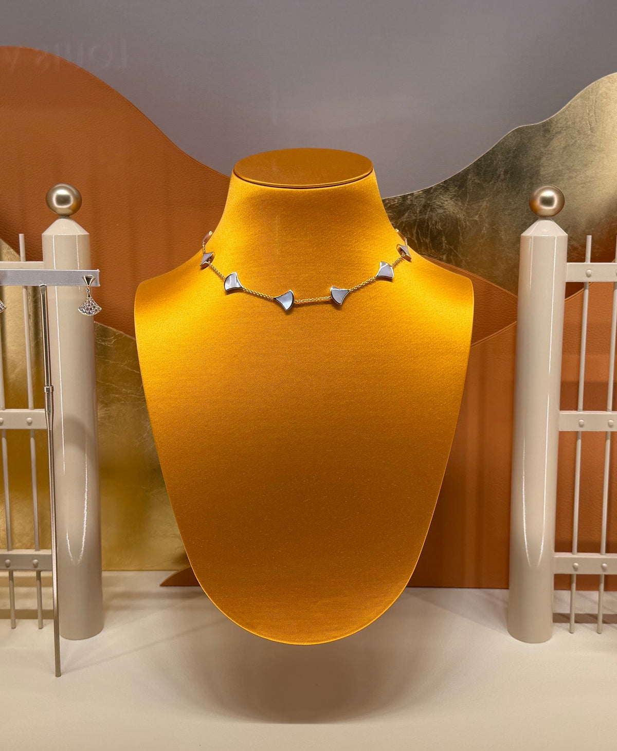 [⭐Glow Muse]NEW ARRIVAL: TEN-FLOWER DRESS AND GOLD NECKLACE