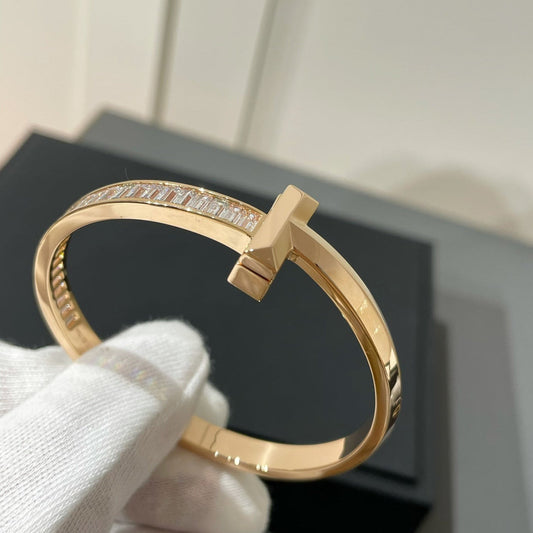 [Glow Muse ]WIDE HINGED BANGLE PINK GOLD WITH BAGUETTE DIAMONDS