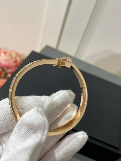 [Glow Muse ]WIDE HINGED BANGLE PINK GOLD WITH BAGUETTE DIAMONDS