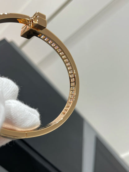[Glow Muse ]WIDE HINGED BANGLE PINK GOLD WITH BAGUETTE DIAMONDS