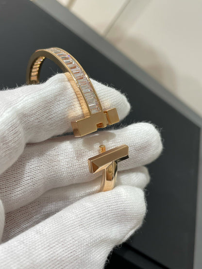 [Glow Muse ]WIDE HINGED BANGLE PINK GOLD WITH BAGUETTE DIAMONDS