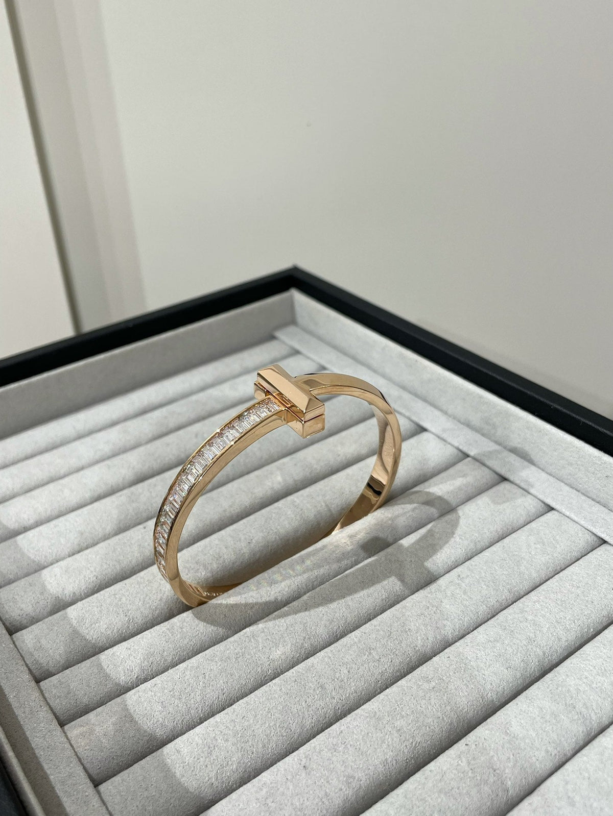 [Glow Muse ]WIDE HINGED BANGLE PINK GOLD WITH BAGUETTE DIAMONDS