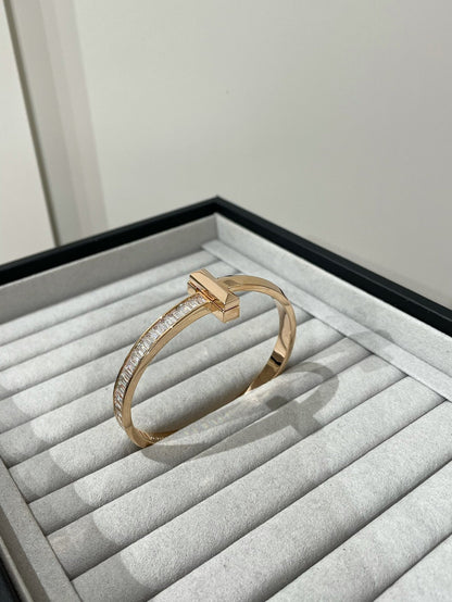 [Glow Muse ]WIDE HINGED BANGLE PINK GOLD WITH BAGUETTE DIAMONDS