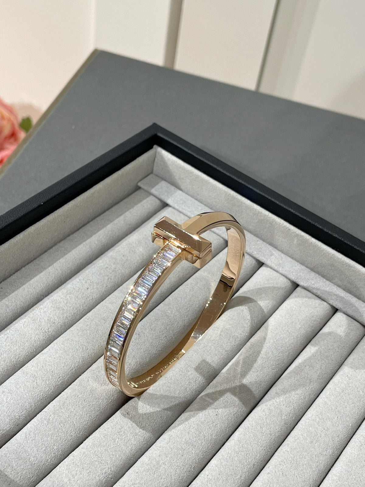 [Glow Muse ]WIDE HINGED BANGLE PINK GOLD WITH BAGUETTE DIAMONDS