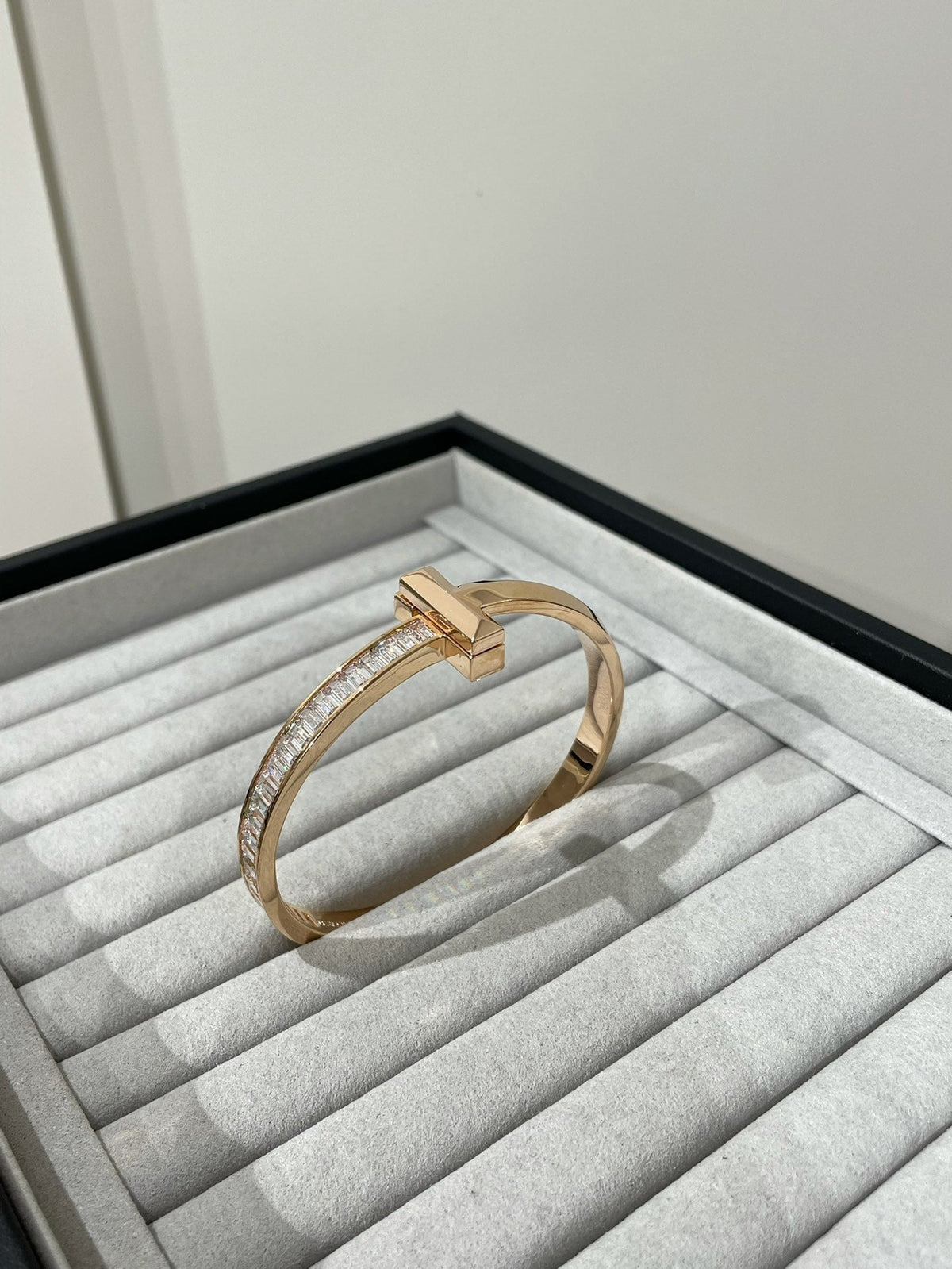 [Glow Muse ]WIDE HINGED BANGLE PINK GOLD WITH BAGUETTE DIAMONDS