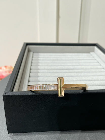 [Glow Muse ]WIDE HINGED BANGLE PINK GOLD WITH BAGUETTE DIAMONDS