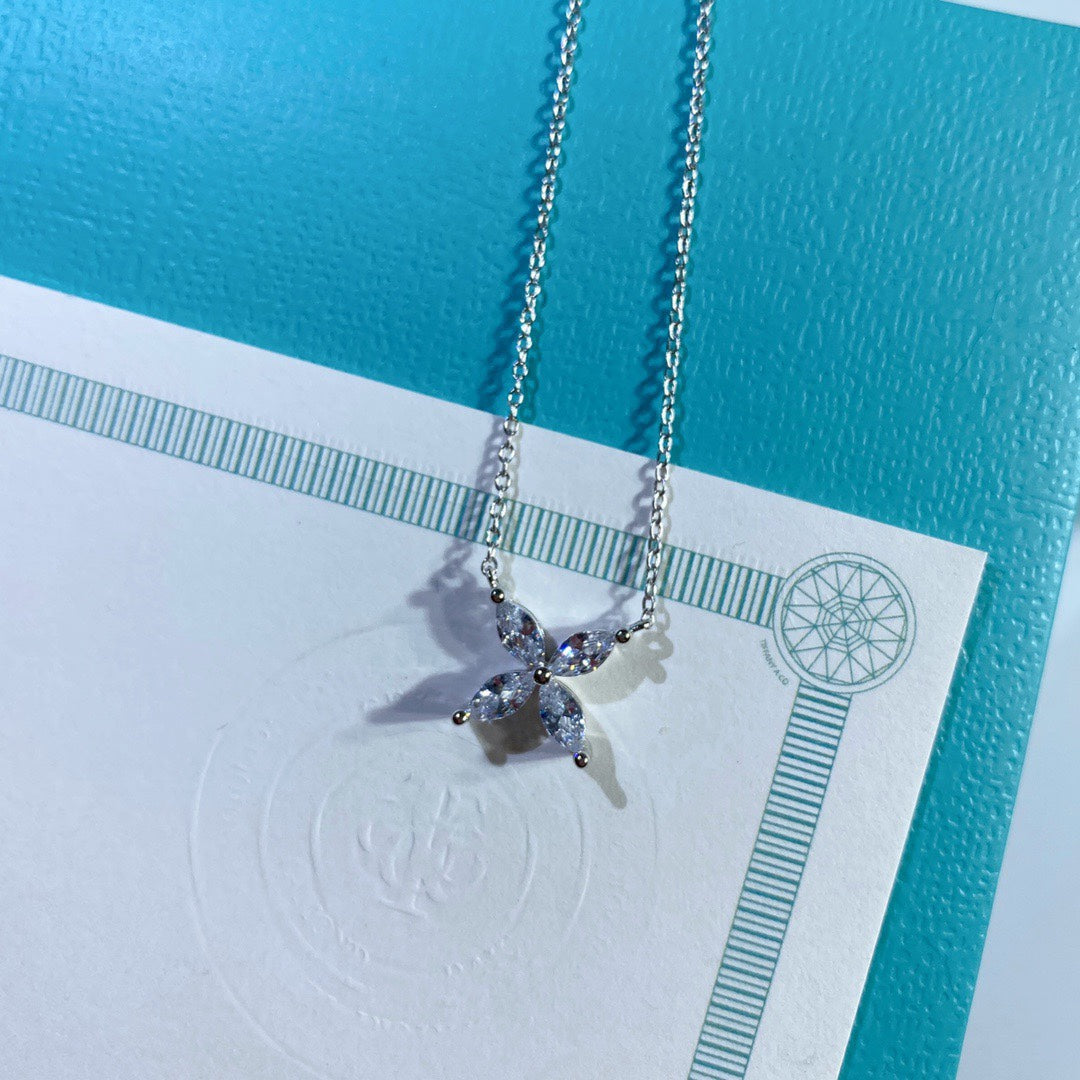 [Glow Muse ]PLATINUM AND DIAMOND VICTORIA PENDANT NECKLACE