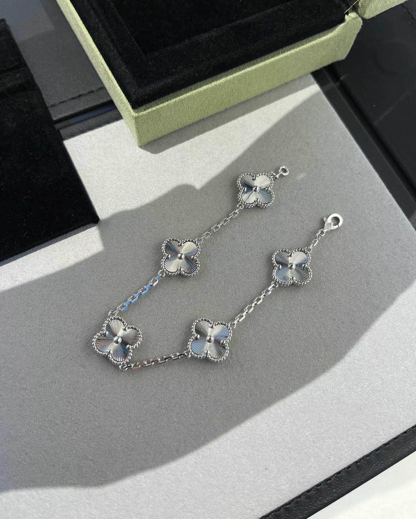 [Glow Muse] CLOVER 5 MOTIF LASER BRACELET COLLECTION